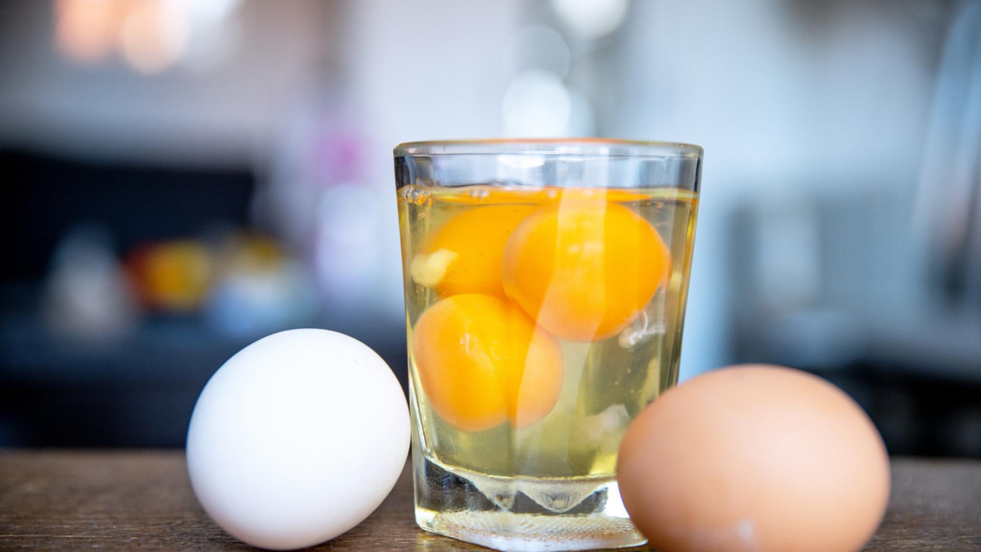 Rohe Eier essen Gesund oder gefährlich?