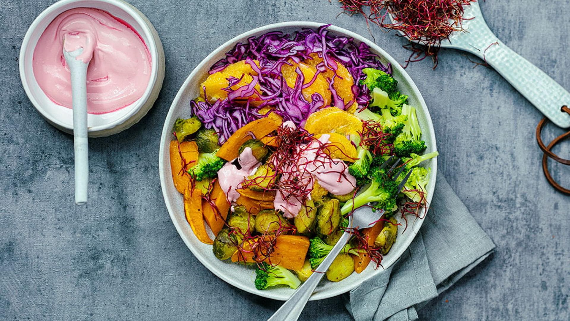 Vegetarische Wintergemüse-Bowl mit Rote Bete-Creme