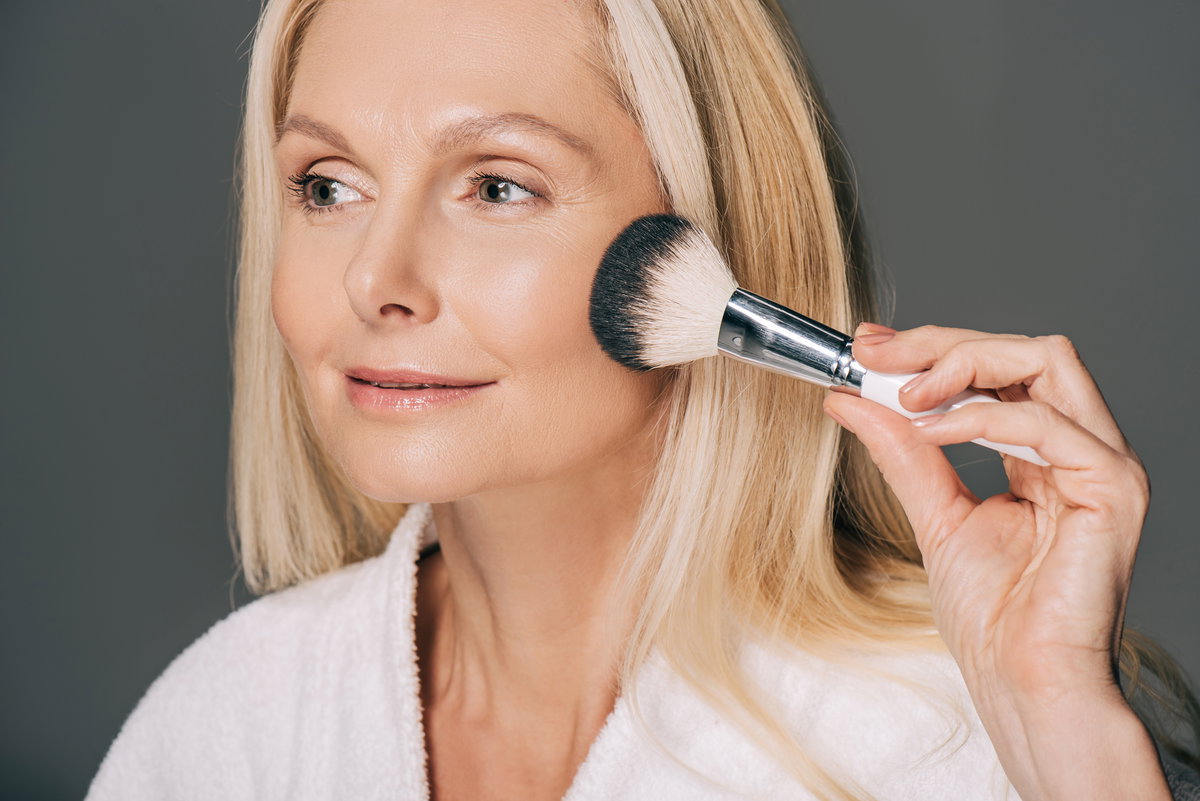 Foundation für reife Haut: Must-haves aus der Drogerie