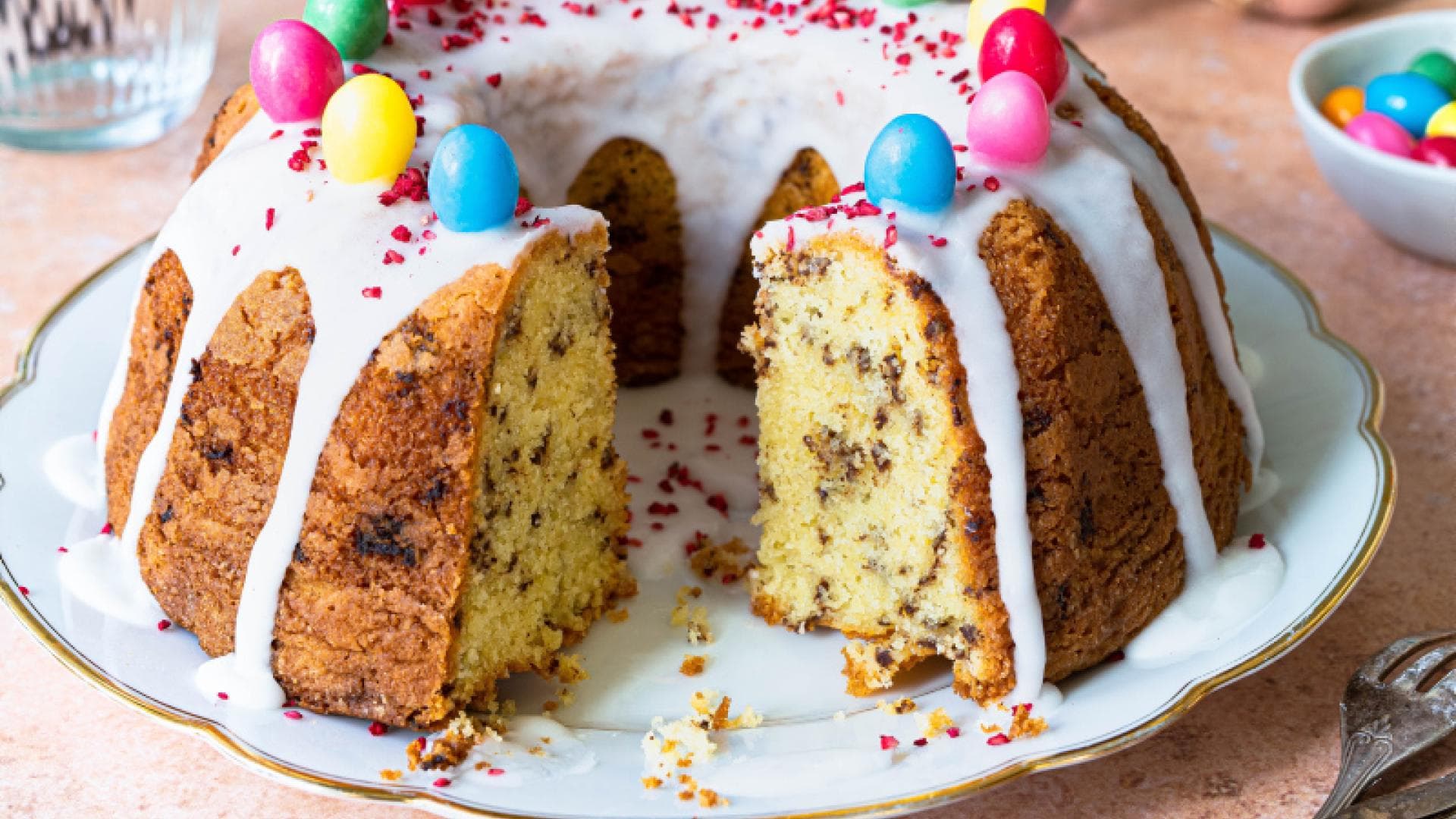 Blitz-Rezept: Dieser süße Oster-Gugelhupf ist super saftig