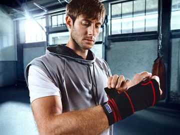 Bekannt für sein besonders flexibles Handgelenk: Uwe Gensheimer beim Anlegen der Hansaplast Handgelenk-Bandage. Bekannt für sein besonders flexibles Handgelenk: Uwe Gensheimer beim Anlegen der Hansaplast Handgelenk-Bandage.