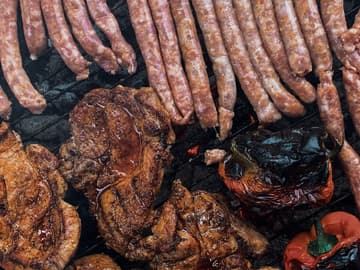 Würstchen, Fleisch und Paprika auf dem Grill. Würstchen, Fleisch und Paprika auf dem Grill.