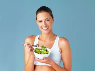 Frau mit Salat