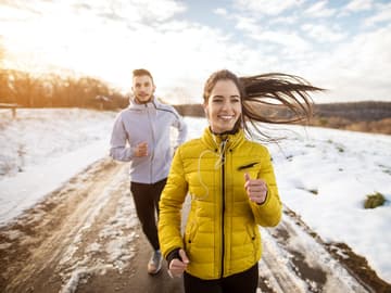 Paar läuft im Winter Paar läuft im Winter