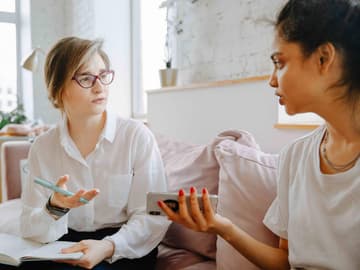 Personen unterhalten sich Personen unterhalten sich