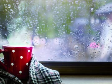 Tasse vor Fensterscheibe Tasse vor Fensterscheibe