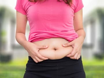 Speckfalte am Bauch einer Frau Speckfalte am Bauch einer Frau