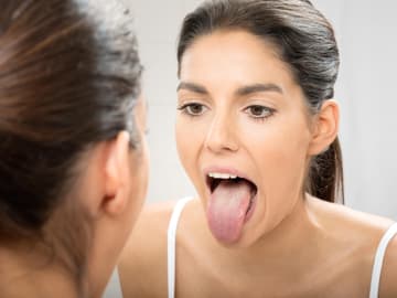 Frau guckt ihre Zunge an Frau guckt ihre Zunge an