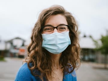 Frau mit Brille und Maske Frau mit Brille und Maske