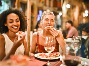 Frauen essen im Restaurant Frauen essen im Restaurant