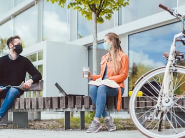 Personen halten Abstand Personen halten Abstand