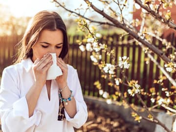 Frau mit Taschentuch im Frühling Frau mit Taschentuch Pollen