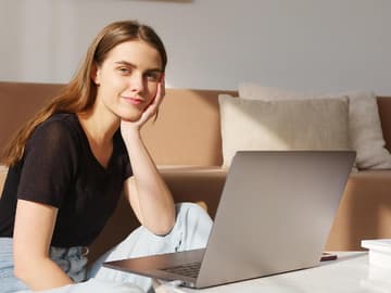 Frau arbeitet am PC Frau arbeitet am PC