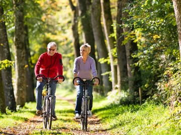 Paar fährt Fahrrad Paar fährt Fahrrad