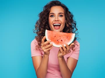 Frau hält Wassermelone in den Händen Frau hält Wassermelone in den Händen