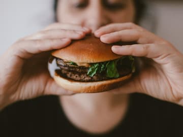 Mann isst Burger Mann isst Burger
