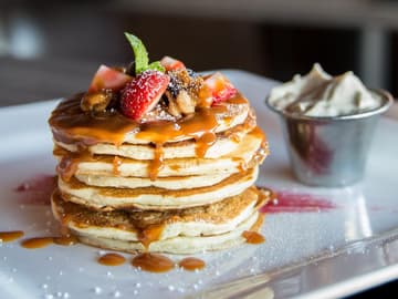 Pancakes mit Früchten und Sirup Pancakes mit Früchten und Sirup