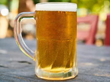 Glas Bier auf einem Holztisch Glas Bier auf einem Holztisch