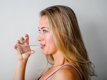 Frau trinkt Wasser Frau trinkt Wasser