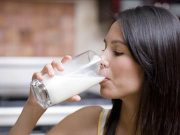 Frau trinkt Milch Frau trinkt Milch