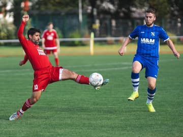 Zwei Fußballer im Zweikampf Zwei Fußballer im Zweikampf
