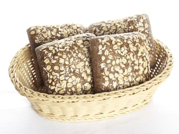 Brötchen mit Haferflocken in einem Korb Brötchen mit Haferflocken in einem Korb