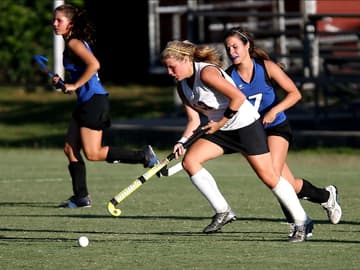 Frauen spielen Feldhockey Frauen spielen Feldhockey