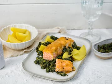 Lachs mit Aprikosenglasur auf Spinat Lachs mit Aprikosenglasur auf Spinat