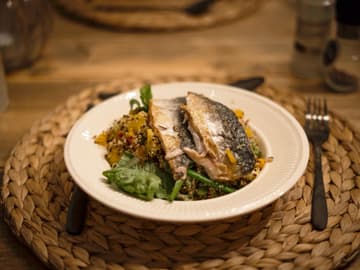 Gegrillte Makrele mit Couscous auf einem Teller Gegrillte Makrele mit Couscous auf einem Teller