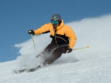 Mann fährt Ski im Schnee Mann fährt Ski im Schnee