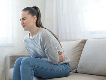 Frau mit Bauchschmerzen Frau mit Bauchschmerzen