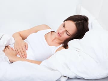 Frau mit Bauchschmerzen Frau mit Bauchschmerzen