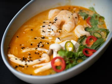 Miso-Suppe mit Gemüse, Sesam und Garnelen Miso-Suppe mit Gemüse, Sesam und Garnelen