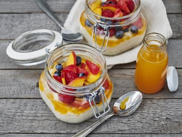 Porridge mit Früchten im Glas Porridge mit Früchten im Glas