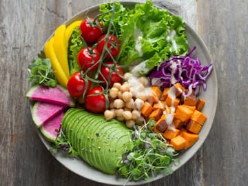 Salat und Gemüse auf einem Teller Salat und Gemüse auf einem Teller