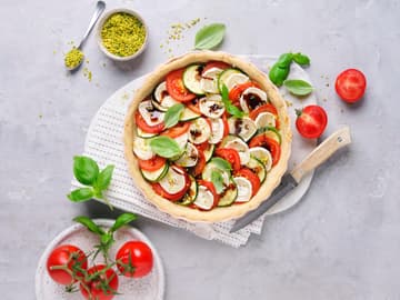 Zucchini-Pistazien-Tarte mit Ziegenkäse Zucchini-Pistazien-Tarte mit Ziegenkäse
