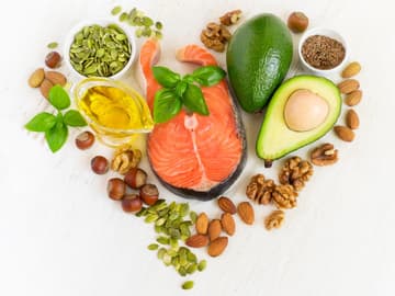 Lachs, Avocado und Nüsse in Herzform Lachs, Avocado und Nüsse in Herzform