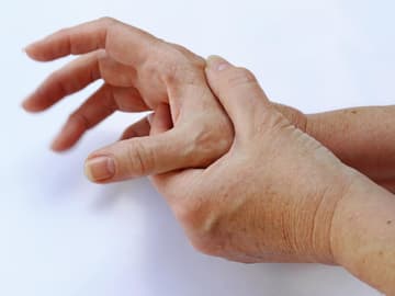 Eine Hand hält die andere fest Eine Hand hält die andere fest