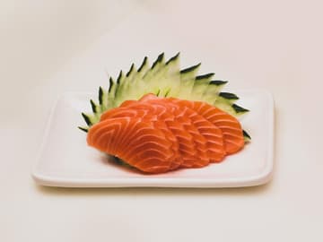 Lachs und Gurke schön auf einem Teller angerichtet Lachs und Gurke schön auf einem Teller angerichtet