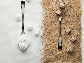 Weißer und brauner Zucker Weißer und brauner Zucker