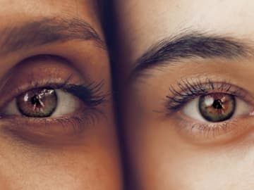 Augenringe können Zeichen ungesunder Ernährung sein Nahaufnahme Augen mit Augenringen