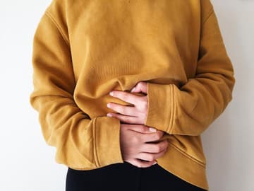Frau hält Hände vorm Bauch Frau hält Hände vorm Bauch