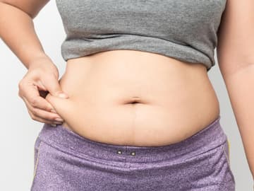 Frau kneift in Bauch Frau kneift in Bauch