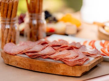 Salami in Scheiben auf einem Holzbrett Salami in Scheiben auf einem Holzbrett