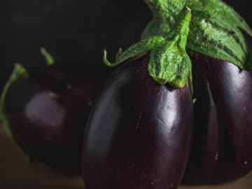 violette Auberginen frische Auberginen auf Holztisch