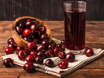 Kirschsaft im Glas auf einem Tisch Kirschsaft im Glas auf einem Tisch
