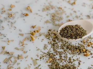 Getrockneter Oregano als Gewürz Getrockneter Oregano als Gewürz auf Löffel