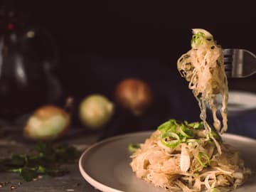 Sauerkraut mit Lauchzwiebel Sauerkrautgericht gerniert mit Lauchzwiebel