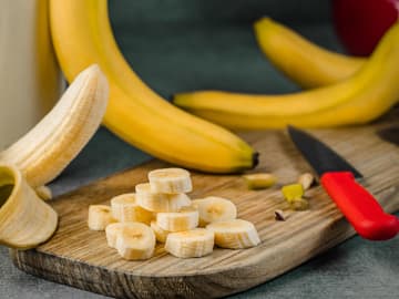 aufgeschnittene Banane auf einem Holzbrett aufgeschnittene Banane auf einem Holzbrett