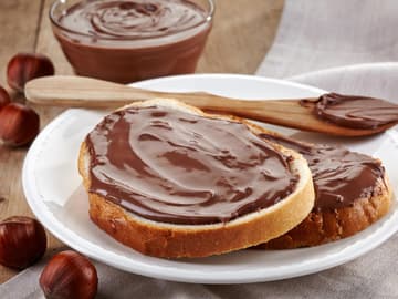 Brot mit Nuss-Nougat-Creme Brot mit Nuss-Nougat-Creme